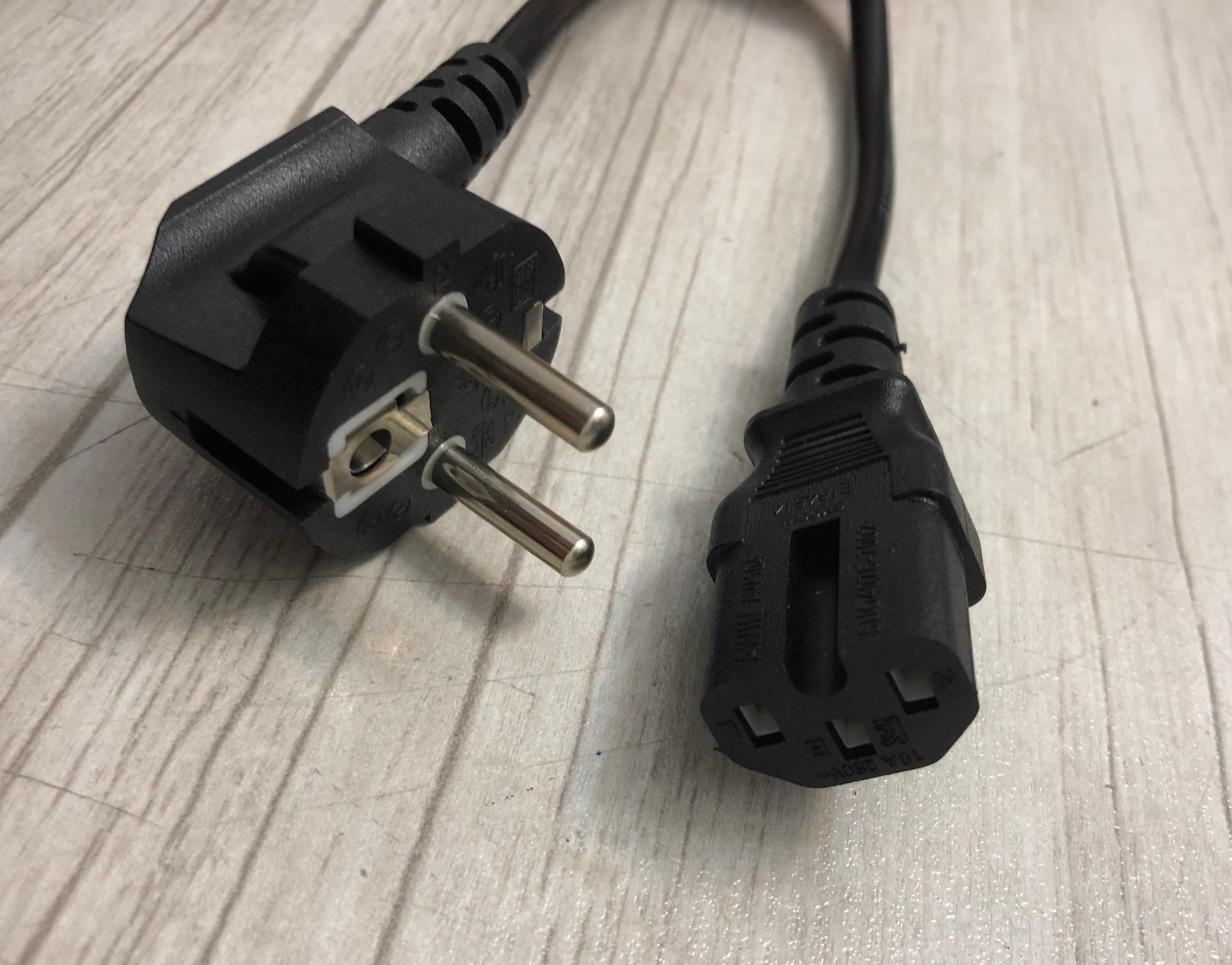 کابل برق شیاردار 1/5 متری C15/EU